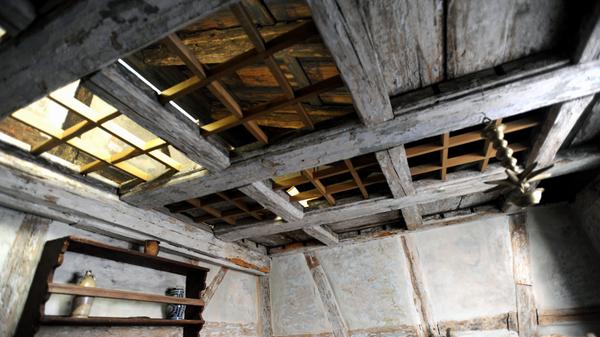 Unter dem Dach befindet sich eine Laubhütte.