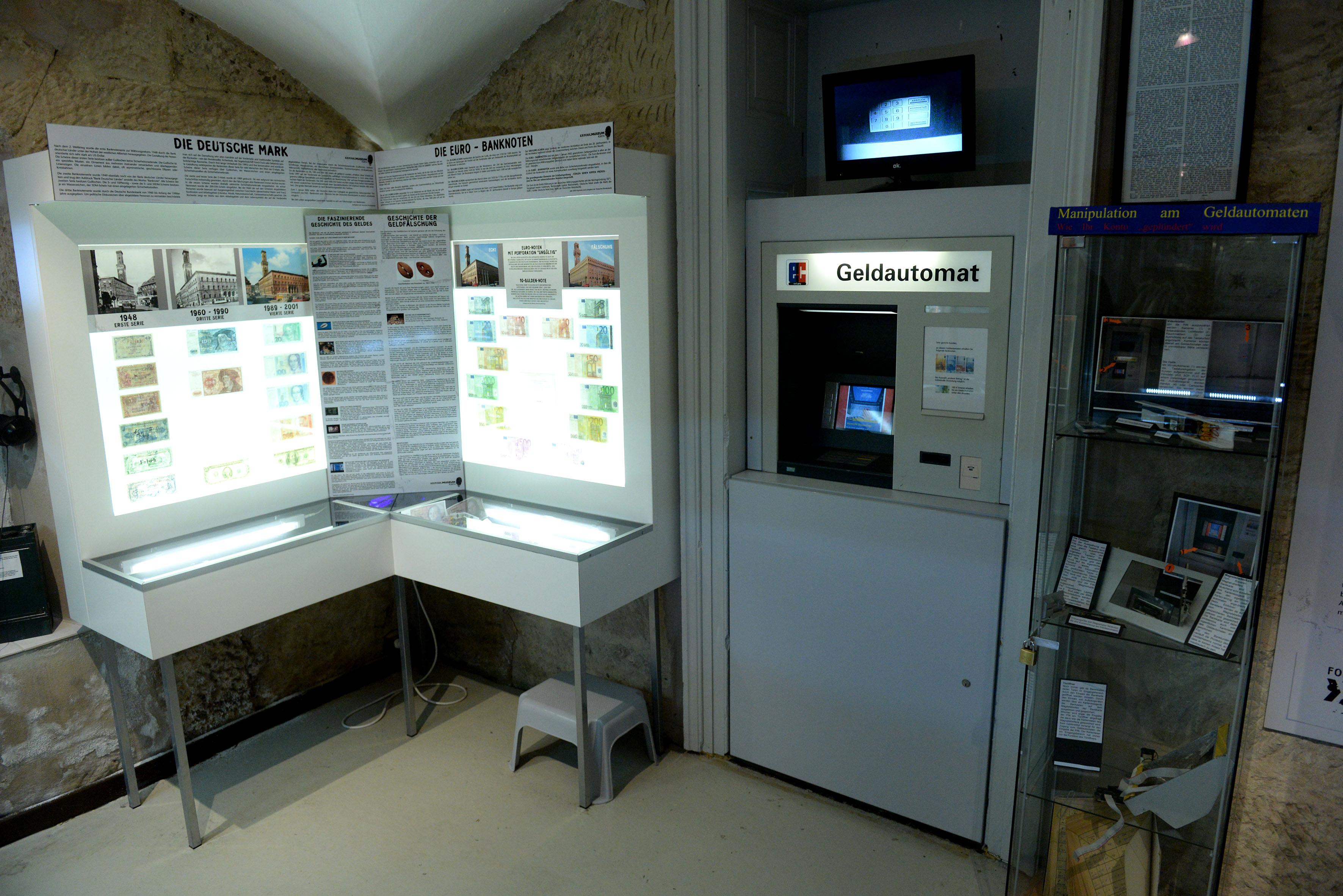 Ebenso zentral: Die Aufklärung etwa über Geldfälschung und die Manipulation von Geldautomaten.  