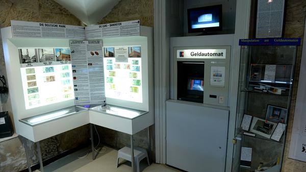 Ebenso zentral: Die Aufklärung etwa über Geldfälschung und die Manipulation von Geldautomaten.