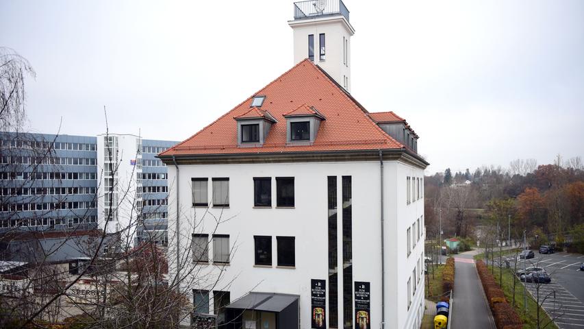 Das Fürther Rundfunkmuseum befindet sich seit fast 20 Jahren in der ehemaligen Grundigdirektion in der Kurgartenstraße - zuvor war es im Marstall des Schlosses Burgfarrnbach untergebracht.