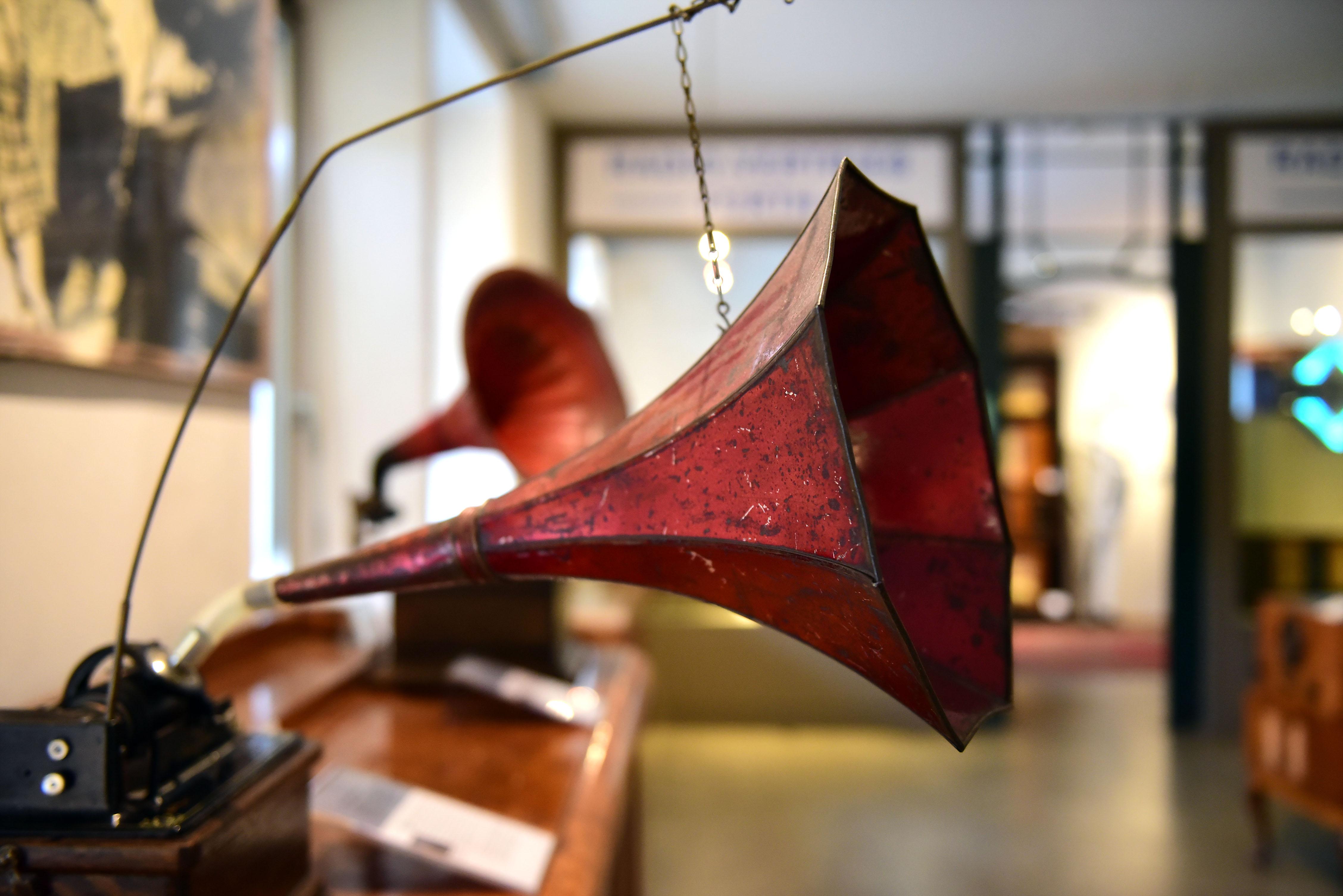 Es beherbergt eine stattliche Sammlung an Geräten aus der über 100-jährigen Rundfunk- und Tonträgergeschichte.