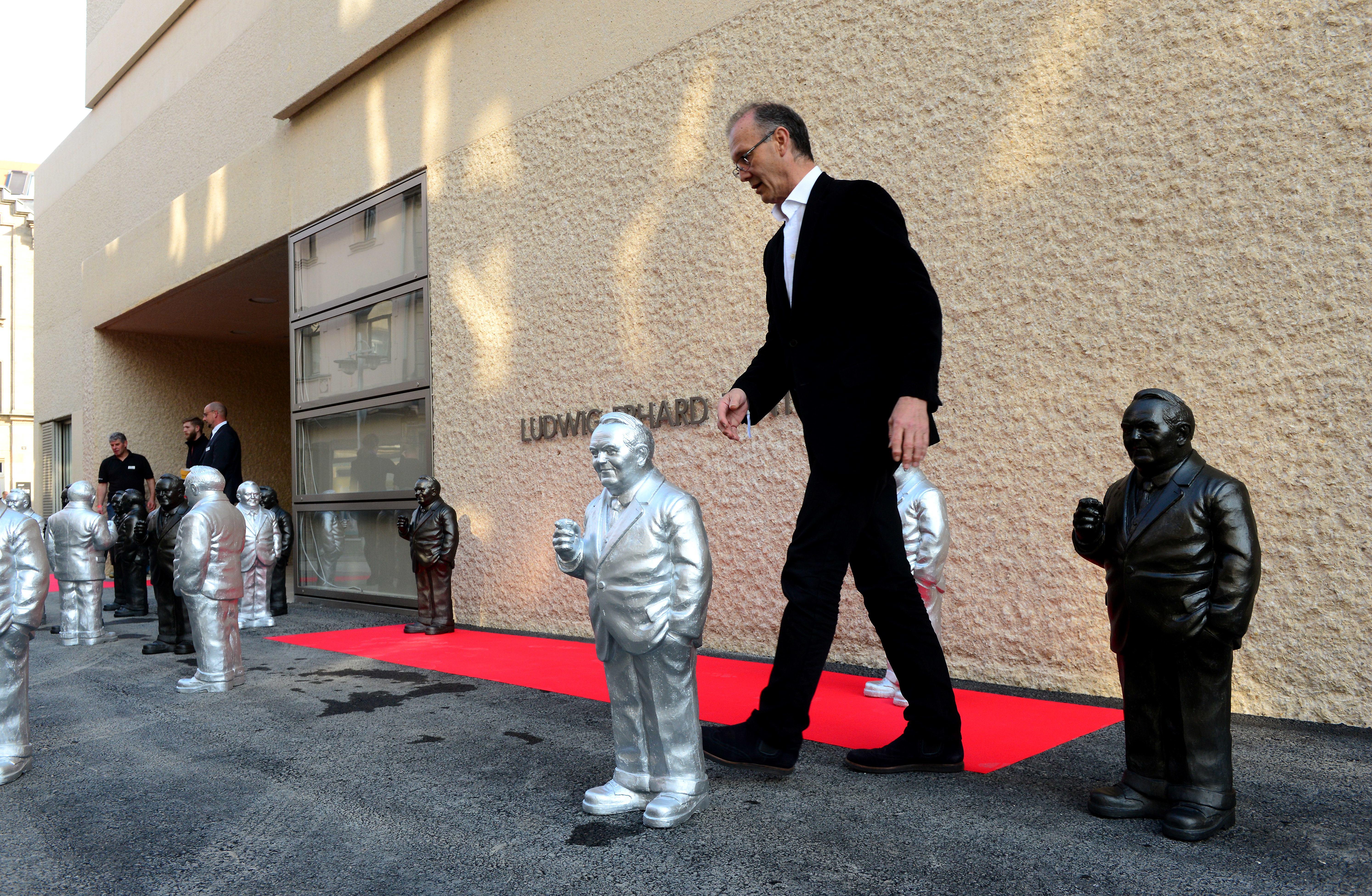 Zur Eröffnung des Hauses drapierte der Konzeptkünstler Ottmar Hörl seine Erhard-Figur vor dem Gebäude.