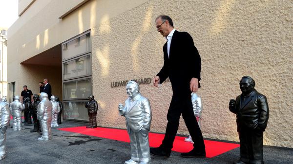 Zur Eröffnung des Hauses drapierte der Konzeptkünstler Ottmar Hörl seine Erhard-Figur vor dem Gebäude.