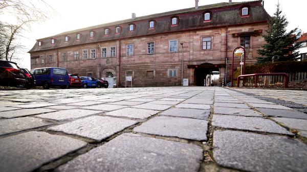 Das Museum Frauenkultur Regional–International präsentiert in den Sommermonaten im Marstall des Schlosses Burgfarrnbach wechselnde Ausstellungen.