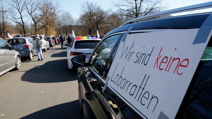 Querdenker-Demo: Autokorso fährt durch Nürnberg