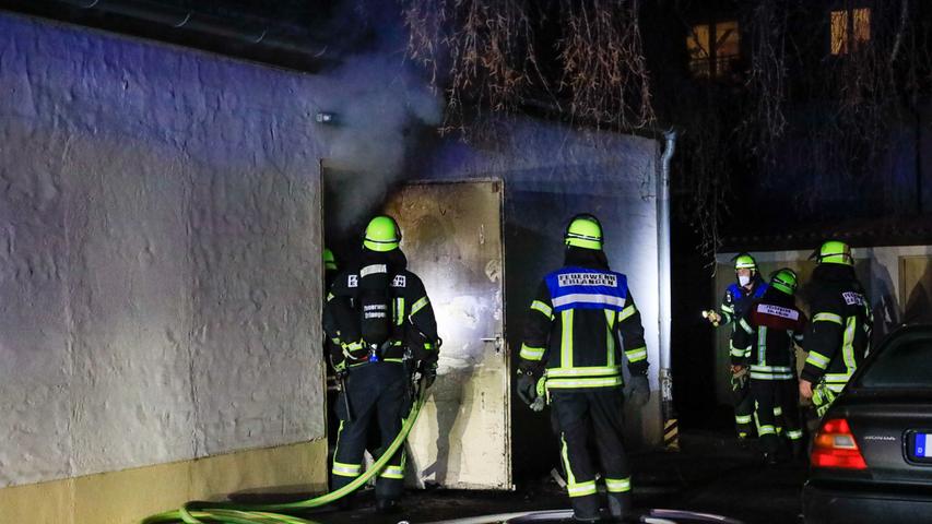 Nächtlicher Großeinsatz in Erlangen: Lagerbaracke brannte