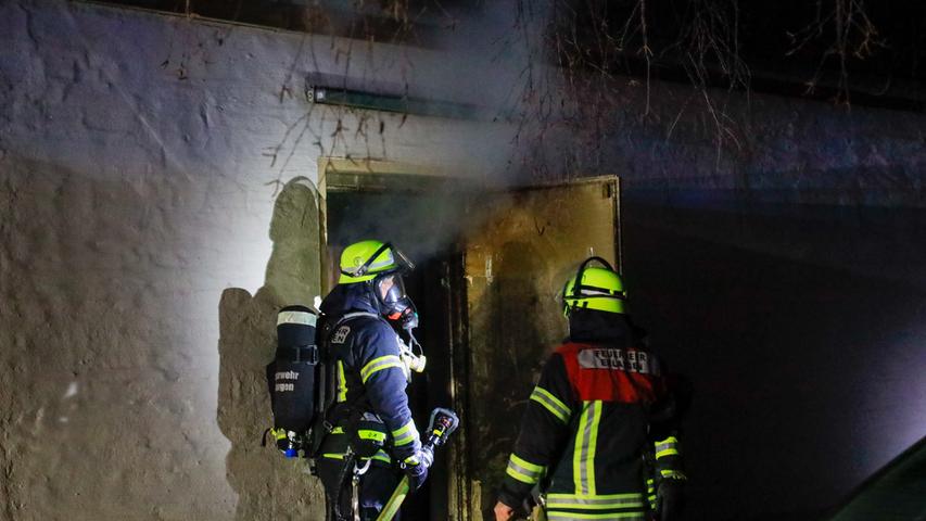 Nächtlicher Großeinsatz in Erlangen: Lagerbaracke brannte