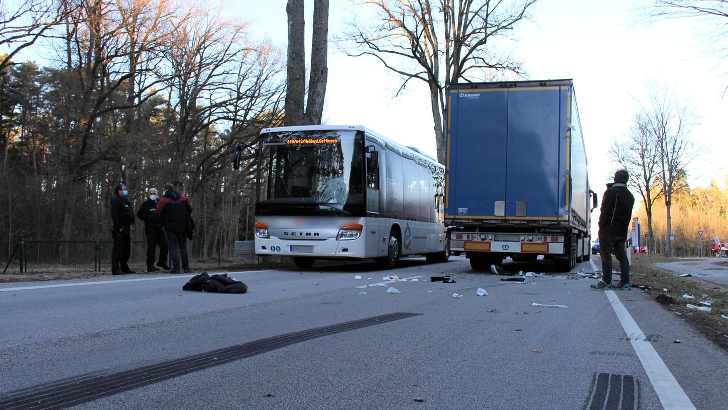 Der Linienbus, der unterwegs in Richtung Gnotzheim war, konnte den Zusammenstoß mit dem Fußgänger nicht mehr verhindern. Der schwerstverletzte  65-Jährige ist nun im Krankenhaus verstorben.
