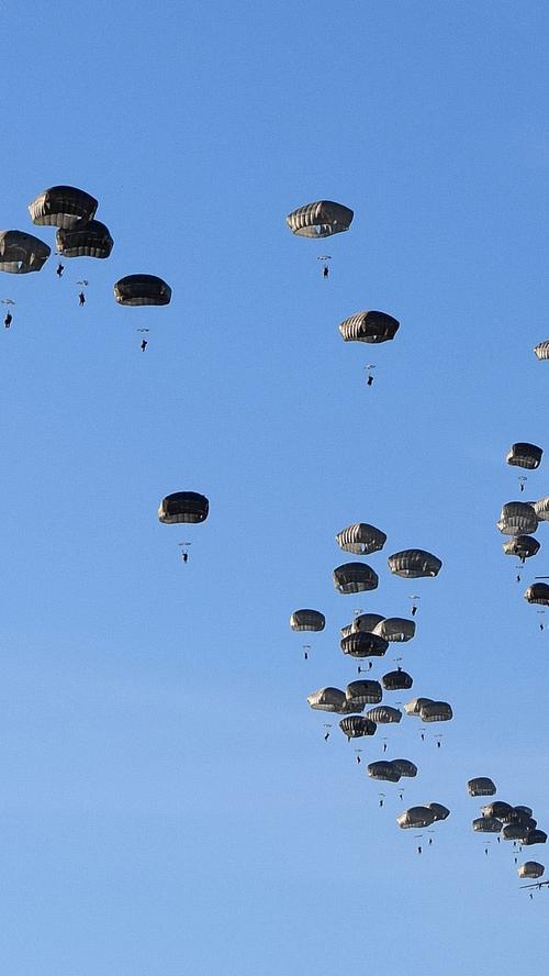 Fallschirmjäger springen über Hohenfels ab