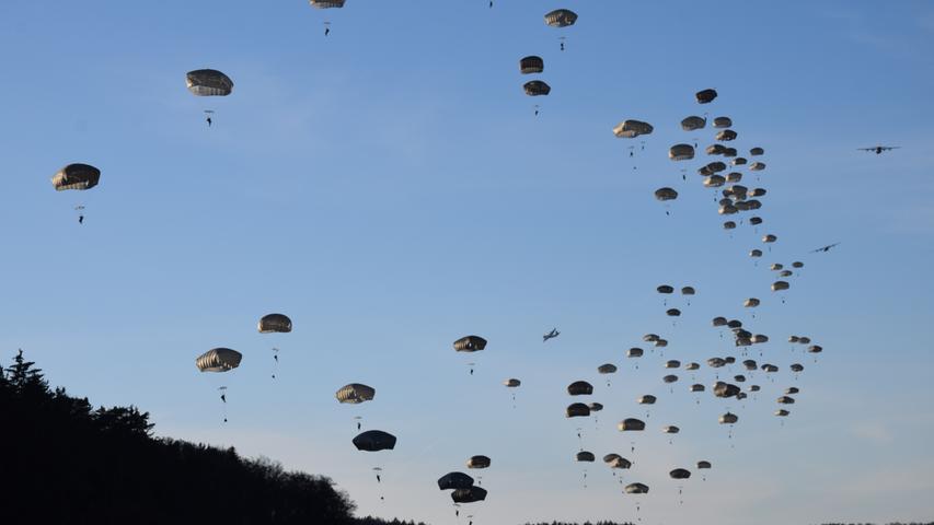 Fallschirmjäger springen über Hohenfels ab