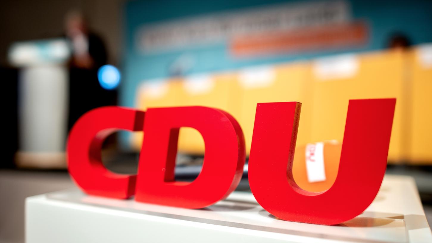 Mitglieder von CDU und CSU zeigen sich entrüstet über die Maskengeschäfte ihrer Parteikollegen.