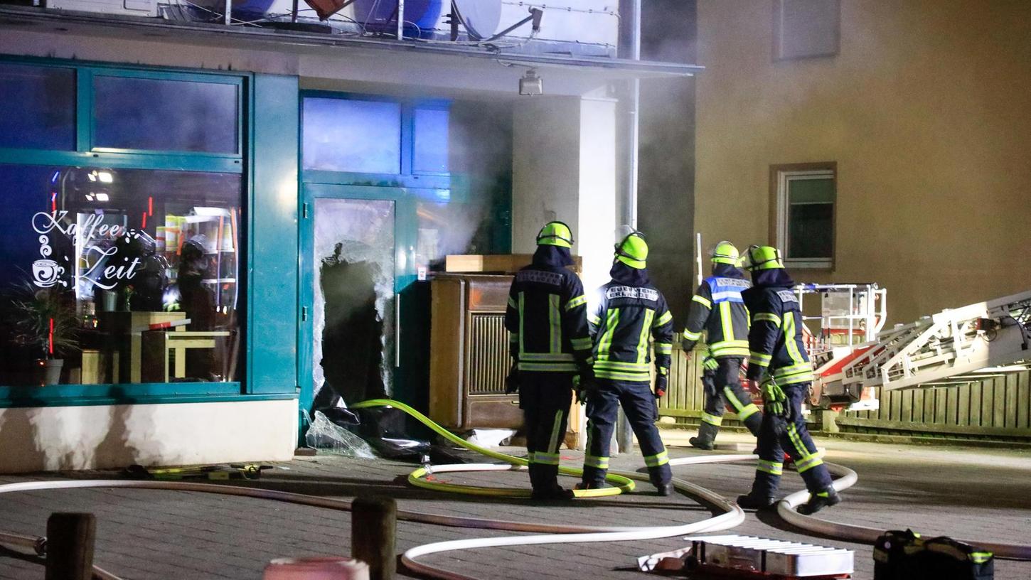 Feuerwehr musste in Erlangen mit Motorsäge zum Brandherd vordringen