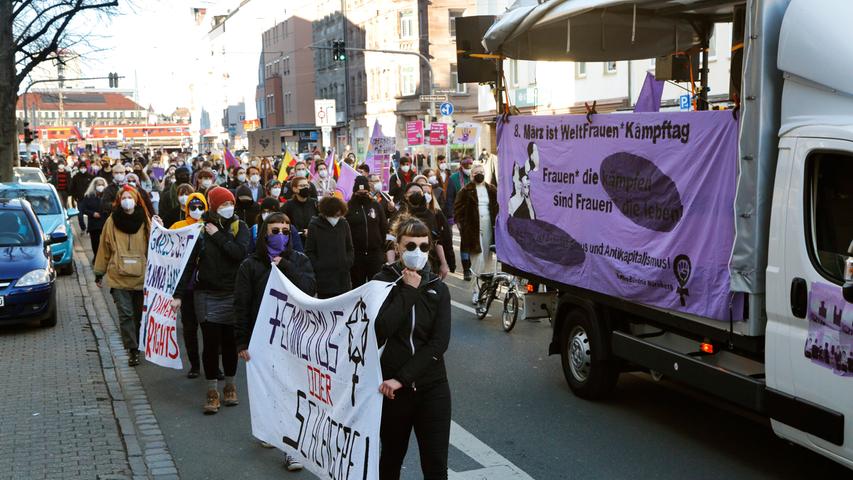 Quer durch die City: Feminismus-Demo in Nürnberg