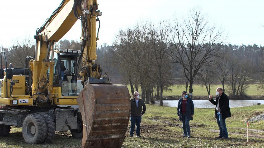 Stadtbaumeister Farag Khodary, Kindergartenleiterin Doris Rosen und Stadtrat Friedrich Probst (von rechts) begleiteten den Baubeginn für den neuen Kindergarten in Breitenau.
Stadtbaumeister Farag Khodary, Kindergartenleiterin Doris Rosen und Stadtrat Friedrich Probst (von rechts) begleiteten den Baubeginn für den neuen Kindergarten in Breitenau.