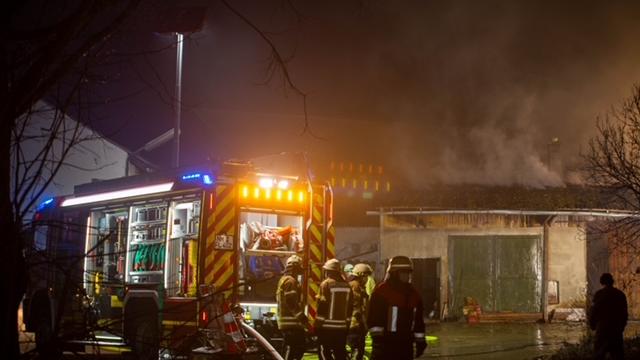 Etwa 30 Kubikmeter Hackschnitzel gingen in Flammen auf und entzündeten ein landwirtschaftliches Nebengebäude in Wilfertshofen im Landkreis Neumarkt. 