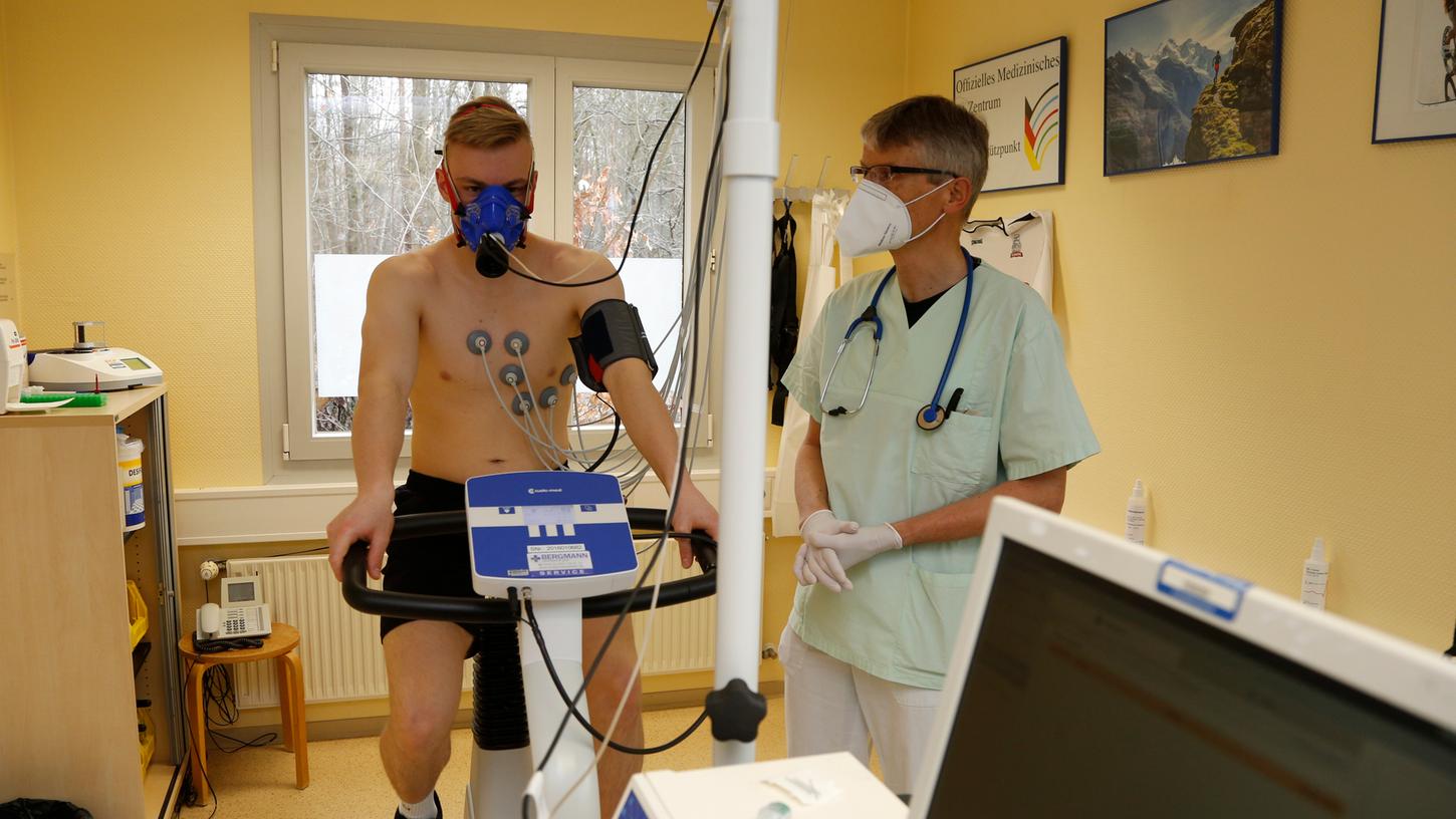 Der 19 Jahre alte Wahl-Nürnberger Philip Bußler trat nach seiner Corona-Infektion zum Belastungs-EKG bei Sportmediziner Bernd Langenstein an.  