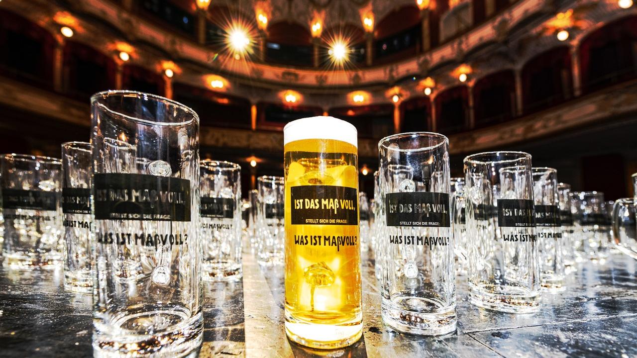Die Bierkrüge der Aktion von Johannes Volkmann im Bühnenlicht des Fürther Stadttheaters - wo die Antworten auf die Frage nach dem "rechten Maß" im Sommer ebenso präsentiert werden wie in Nürnberg und München Die Bierkrüge der Aktion von Johannes Volkmann im Bühnenlicht des Fürther Stadttheaters - wo die Antworten auf die Frage nach dem "rechten Maß" im Sommer ebenso präsentiert werden wie in Nürnberg und München