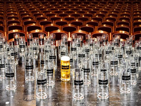 Der Künstler Johannes Volkmann verschenkt 100 limitierte Bierkrüge - gegen die Antwort "Was ist maßvoll?", die er auf Bierfilzen entgegennimmt. Der Künstler Johannes Volkmann verschenkt 100 limitierte Bierkrüge - gegen die Antwort "Was ist maßvoll?", die er auf Bierfilzen entgegennimmt.