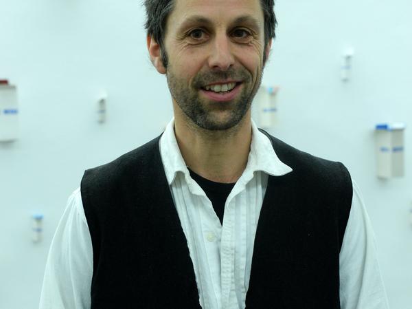 Künstler Johannes Volkmann ist Kopf des Papiertheaters Nürnberg.