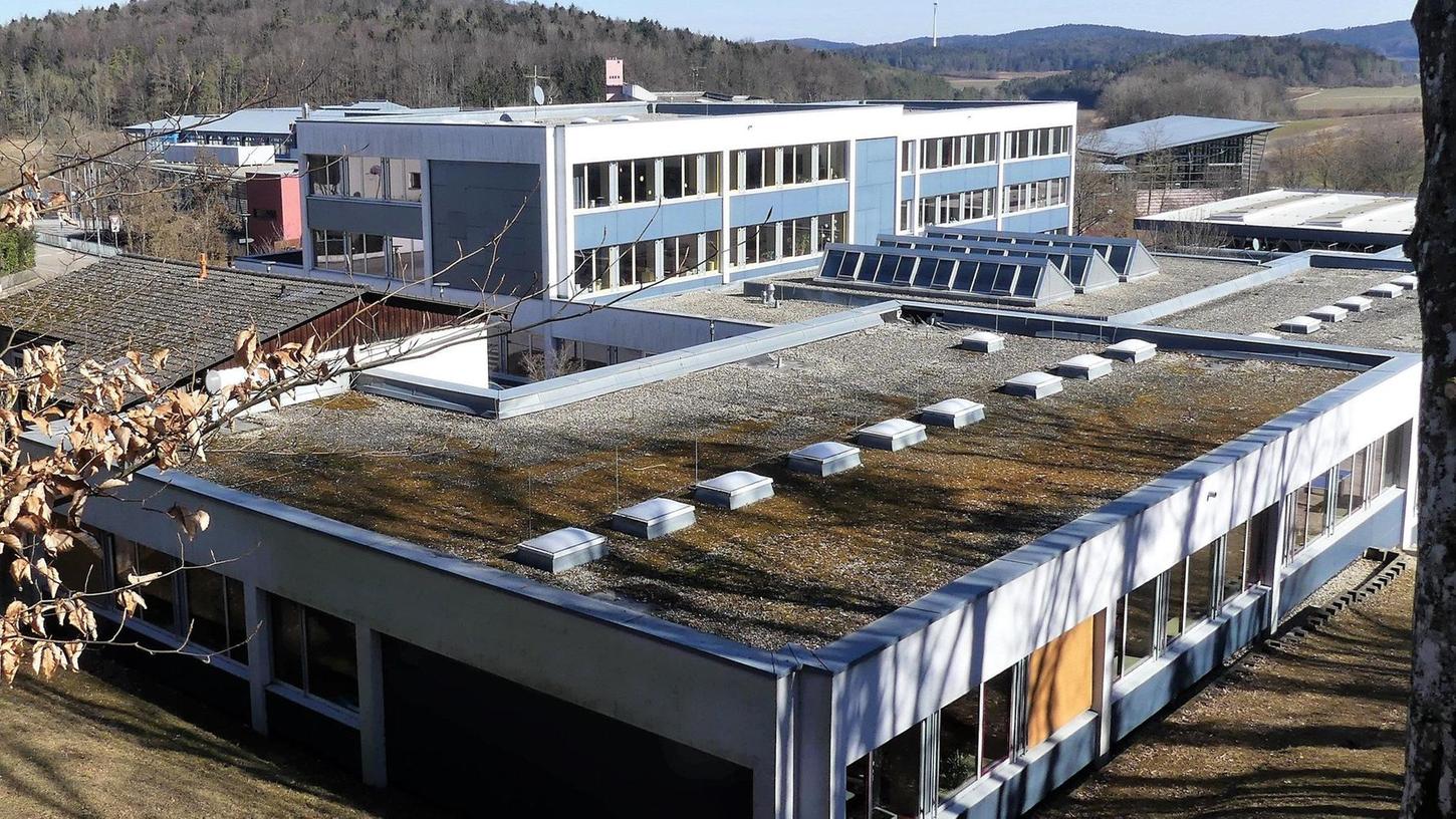 Immer Ärger mit den Flachdächern der Schulen in Parsberg