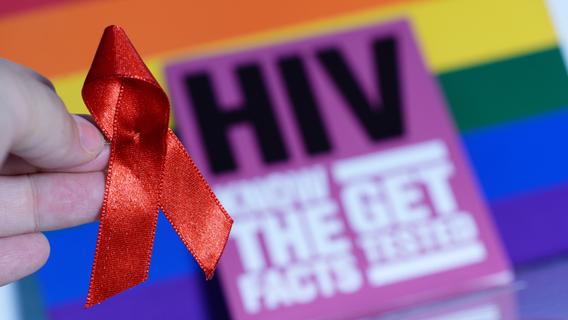 Heute ist Welt-Aids-Tag: Rote Schleifen und Überraschungstüten bei McDonald's und Brothaus