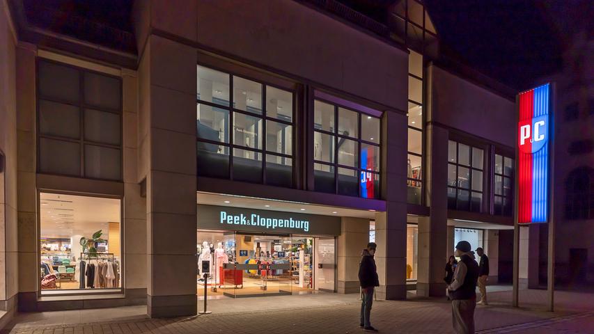 Nach der Wiedereröffnung des Einzelhandels wurde Erlangen wieder zur Lichterstadt. Die Einkaufswut hielt bis zum Ladenschluss.