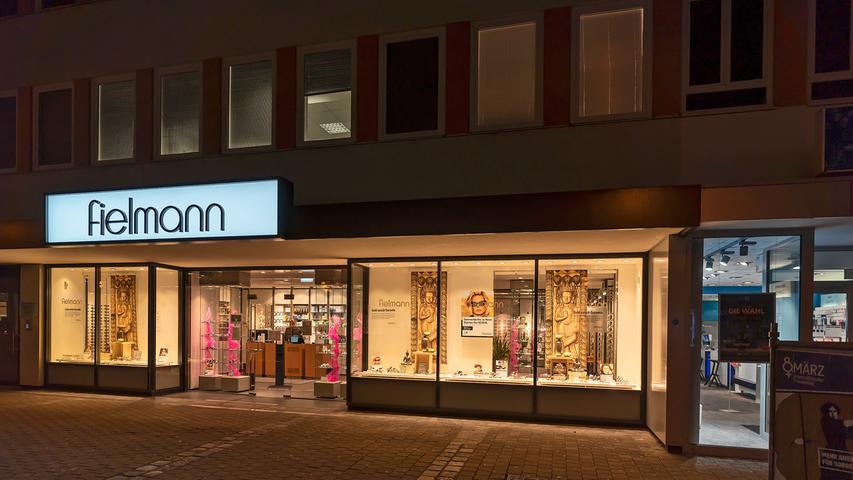 Nach der Wiedereröffnung des Einzelhandels wurde Erlangen wieder zur Lichterstadt. Die Einkaufswut hielt bis zum Ladenschluss.