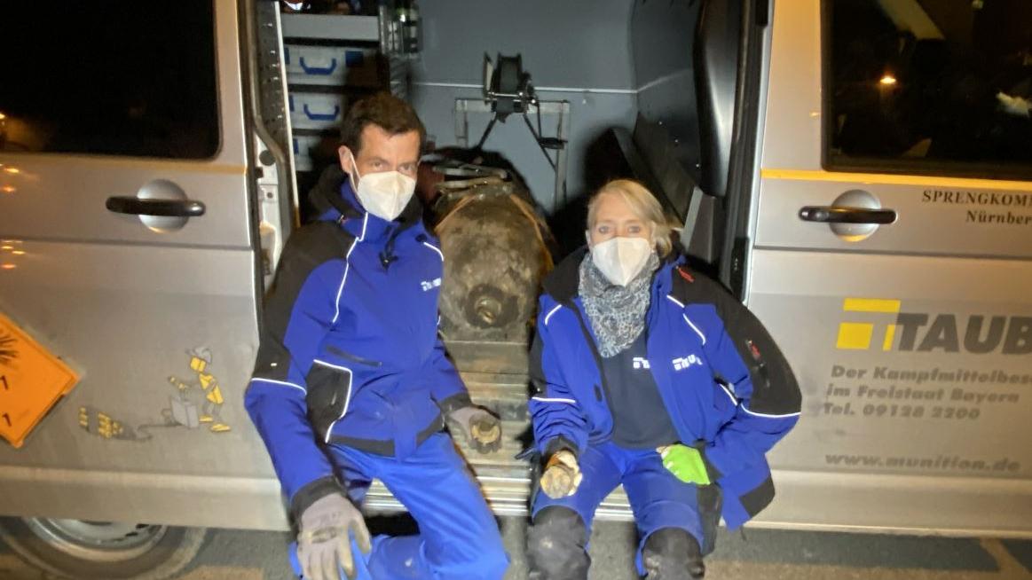 Tobias Oelsner und Bettina Jurga vom Sprengteam 1041 mit der entschärften Bombe in ihrem Wagen.