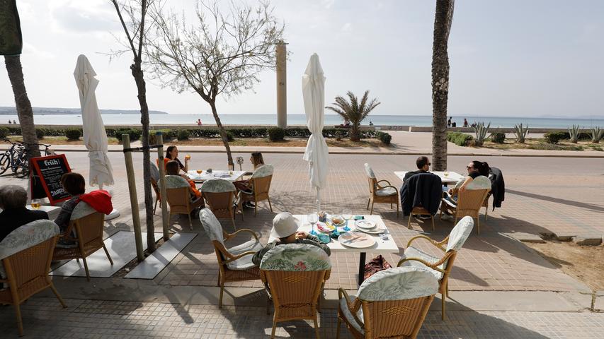 Frühlingssonne auf Mallorca. Hier eine Strandbar an der Playa de Palma im Pandemie-März 2021, wo alle sehnlichst auf die ersten Flieger aus Deutschland hoffen.