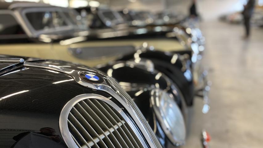 Die 500 Oldtimer von Thomas Sommer, hier Modelle von BMW, verteilen sich auf mehrere Hallen in der Region. Drei Mechaniker kümmern sich in Vollzeit um diesen mobilen Schatz. 