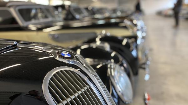 Die 500 Oldtimer von Thomas Sommer, hier Modelle von BMW, verteilen sich auf mehrere Hallen in der Region. Drei Mechaniker kümmern sich in Vollzeit um diesen mobilen Schatz.