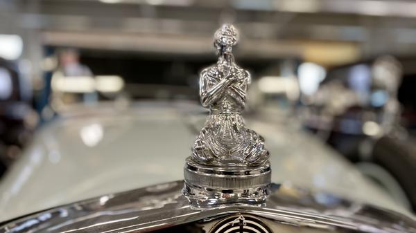 Diese Kühlerfigur gehört zu einem Steyr-Mercedes, der früher einmal einem indischen Adligen als Gefährt für die Jagd gedient haben soll.