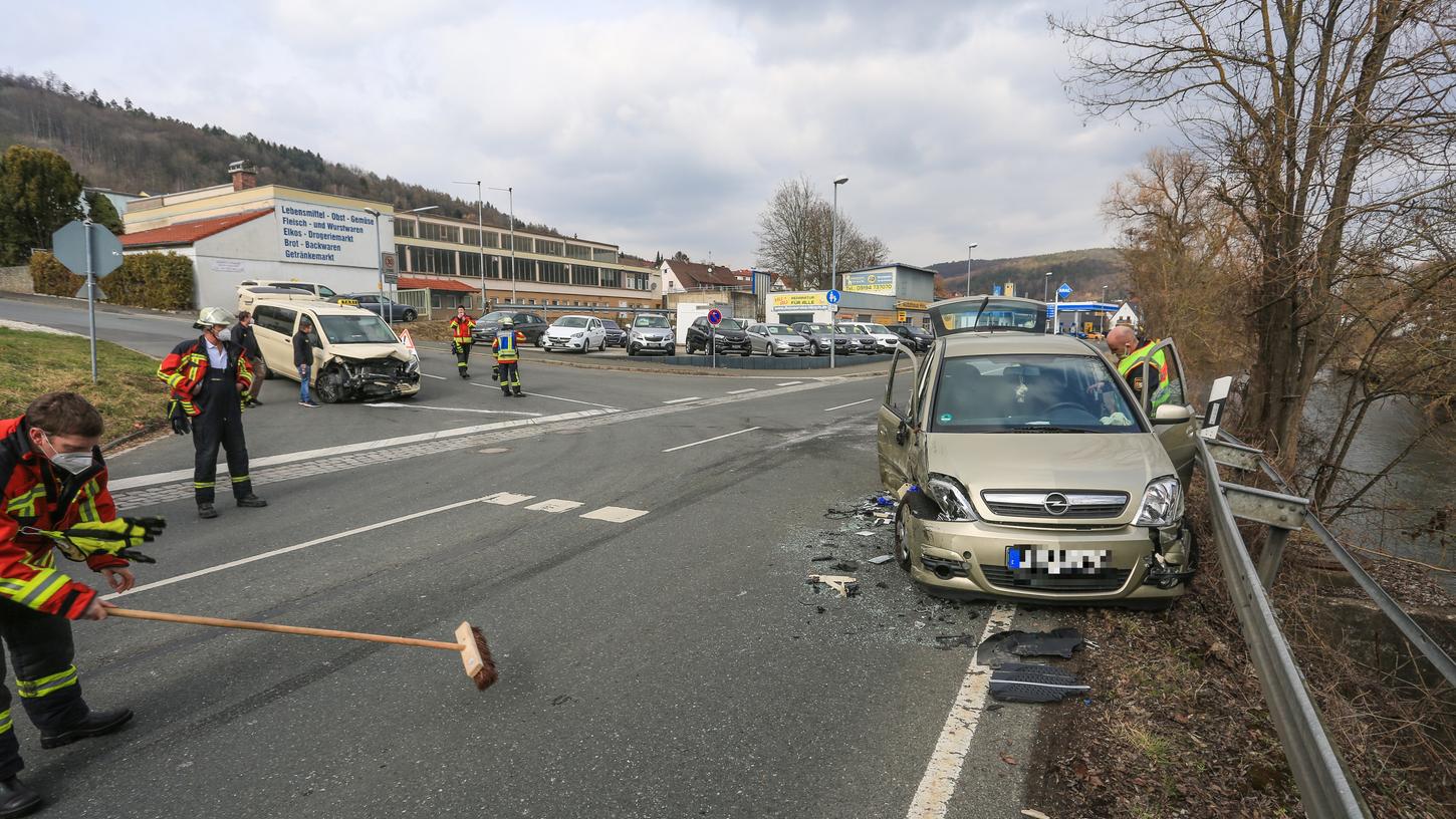 Das Großraumtaxi prallte beim Abbiegen gegen einen Opel, dessen Fahrerin wurde schwer verletzt.