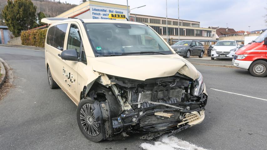 Taxi prallt gegen Opel: Autofahrerin in Ebermannstadt schwer verletzt