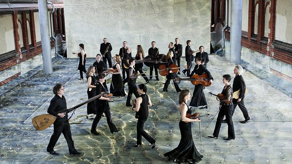 Die Musiker der Lautten Compagney Berlin scheinen auf diesem Foto auch noch auf der Suche zu sein. Aber bis zum Auftakt der 70. ION sollte ihnen das Bach-Programm, das sie dann spielen, den Weg weisen.
Die Musiker der Lautten Compagney Berlin scheinen auf diesem Foto auch noch auf der Suche zu sein. Aber bis zum Auftakt der 70. ION sollte ihnen das Bach-Programm, das sie dann spielen, den Weg weisen.