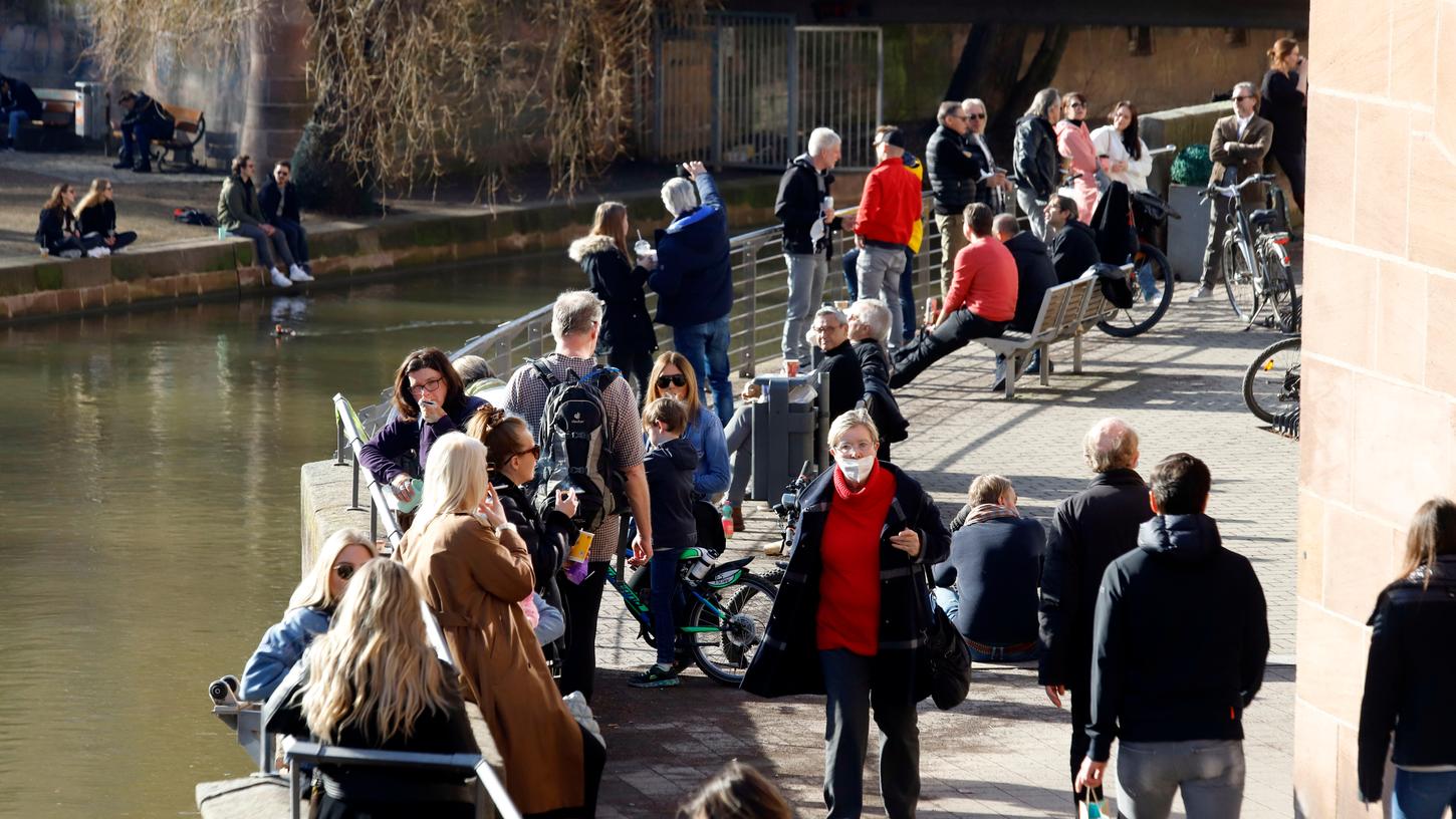Bei schönem Wetter lockt die Innenstadt auch im Lockdown viele Menschen an. Experten hoffen deshalb, dass es auch für den Handel bald wieder aufwärts geht.
Bei schönem Wetter lockt die Innenstadt auch im Lockdown viele Menschen an. Experten hoffen deshalb, dass es auch für den Handel bald wieder aufwärts geht.