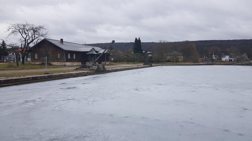 Der Hafen in Kelheim, im Winter zugefroren.
