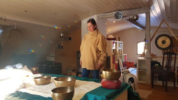 Die Künstlerin Bitgit Hoffmann im Dachgeschoss ihres Schleusenwärterhauses.