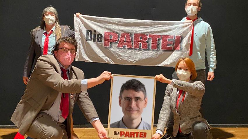Der Kreisverband Erlange von „Die Partei“ schickt Stefan Müller ins Rennen für die Bundestagswahl 2021. Der Kreisverband Erlange von „Die Partei“ schickt Stefan Müller ins Rennen für die Bundestagswahl 2021.