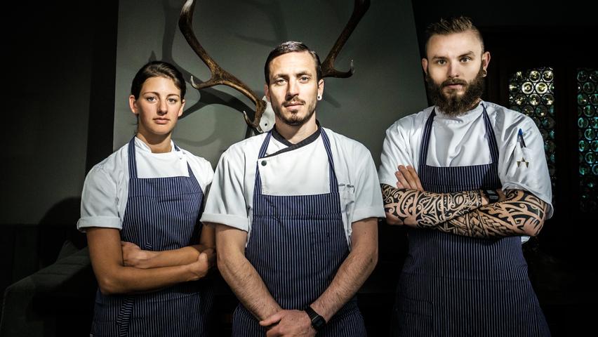 Valentin Rottner (Mitte) kocht in seinem Gourmet-Restaurant „Waidwerk“ mit Souschef Andreas Kröckel und Stefanie Kneißl (Pâtisserie). Valentin Rottner (Mitte) kocht in seinem Gourmet-Restaurant „Waidwerk“ mit Souschef Andreas Kröckel und Stefanie Kneißl (Pâtisserie).