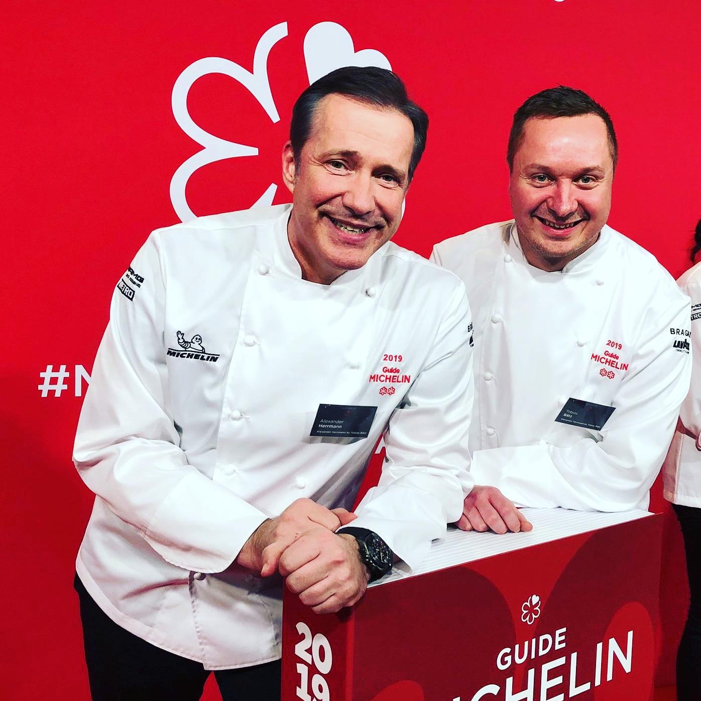 Nicht nur das Imperial und das Fränkness in Nürnberg gehören dem Star-Koch Alexander Herrmann (links), sondern auch das Posthotel-Restaurant Alexander Herrmann by Tobias Bätz (rechts) im oberfränkischen Wirsberg, das 2020 erstmals mit einem zweiten Michelin-Stern ausgezeichnet wurde. Neben diesem haben das heuer gerade mal 41 weitere Restaurants in Deutschland geschafft.