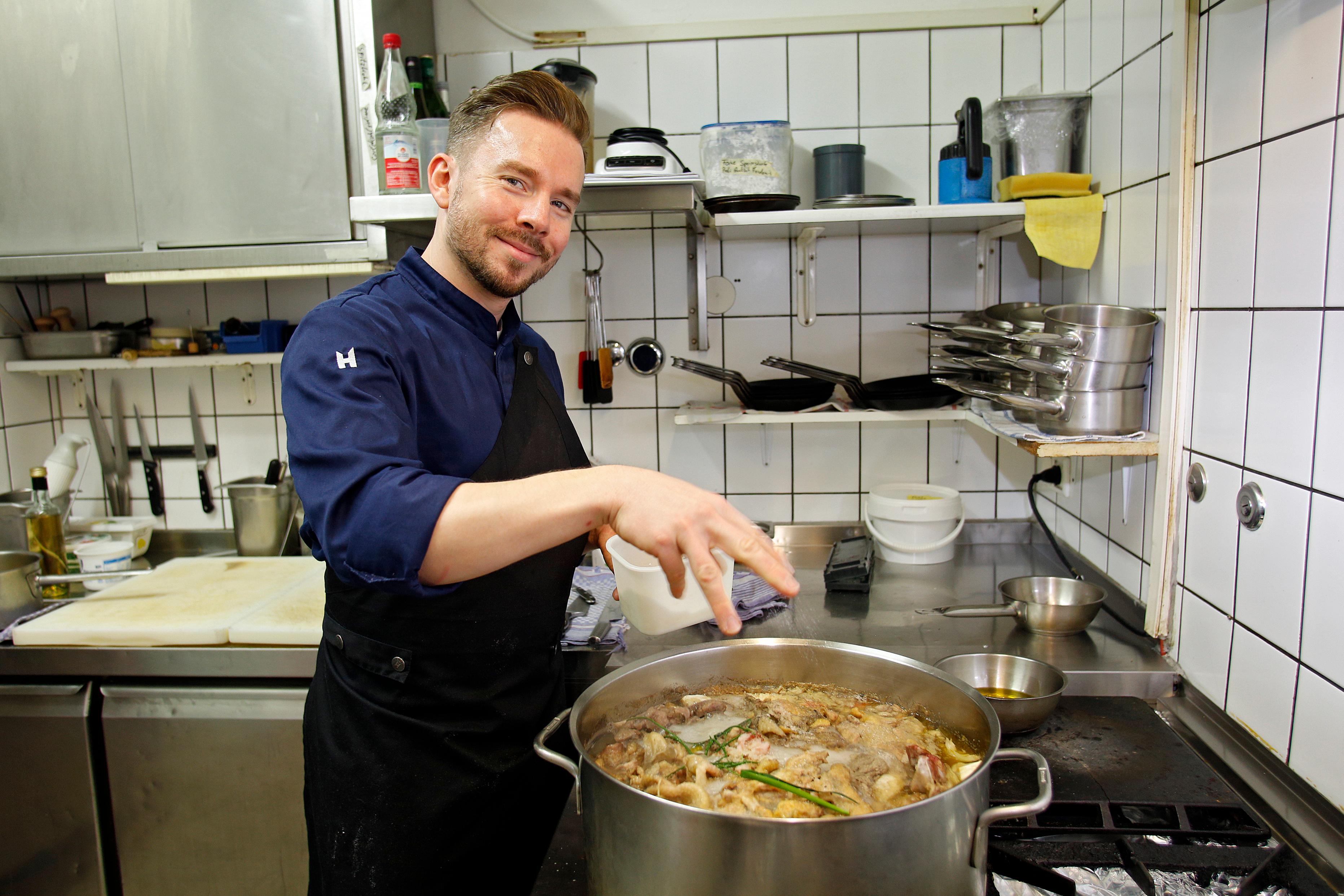 Mitten im Gostenhof liegt das Restaurant "Koch und Kellner" am Jamnitzer Platz. Vor über 20 Jahren hat es "Kellner" und Inhaber Frank Mackert eröffnet und mit verschiedenen Köchen gekocht - darunter Fabian Denninger, der heute das Sterne-Restaurant "Entenstuben" führt. Seit einigen Jahren steht beständig Gerald Hoffmann (im Bild) am Herd und sorgt für exquisite, gehobene Küche im Bistro-Ambiente. Und hat so den ersten Stern für das "Koch und Kellner" erkocht, den es 2021 halten kann. 