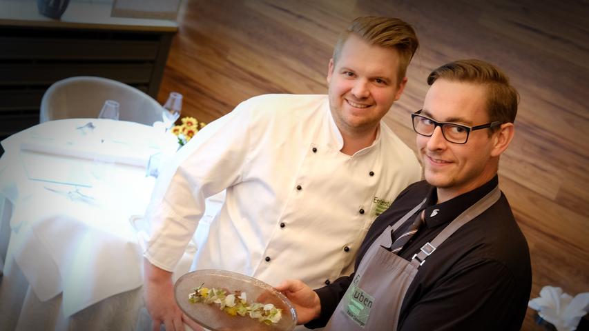 Fabian Denninger (links) hatte eine Zeit lang im "Koch und Kellner"  gekocht, dann machte er sich selbstständig und übernahm die "Entenstuben" in Nürnberg-Wöhrd (Schranke 9) von Manfred Burr, die weiterhin einen Michelin-Stern tragen. 