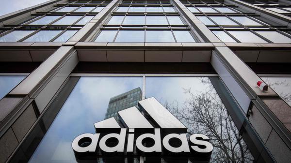 Auch Adidas trifft die Corona-Pandemie: 2020 brach der Absatz um 78 Prozent ein. Jedoch ist man zuversichtlich, dass die Verkaufszahlen wieder ansteigen werden.