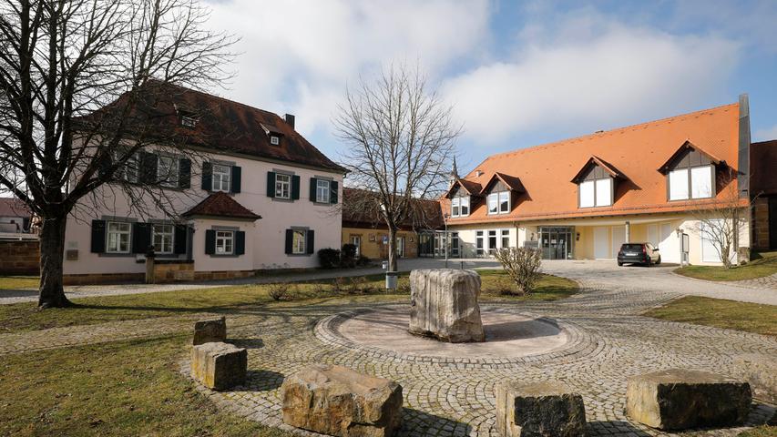 Hallerndorf , am 27.02.2021..Ressort: Lokales Foto: Stefan Hippel ..Ortskern, Ortskernserie, Rathaus und historisches Forsthaus