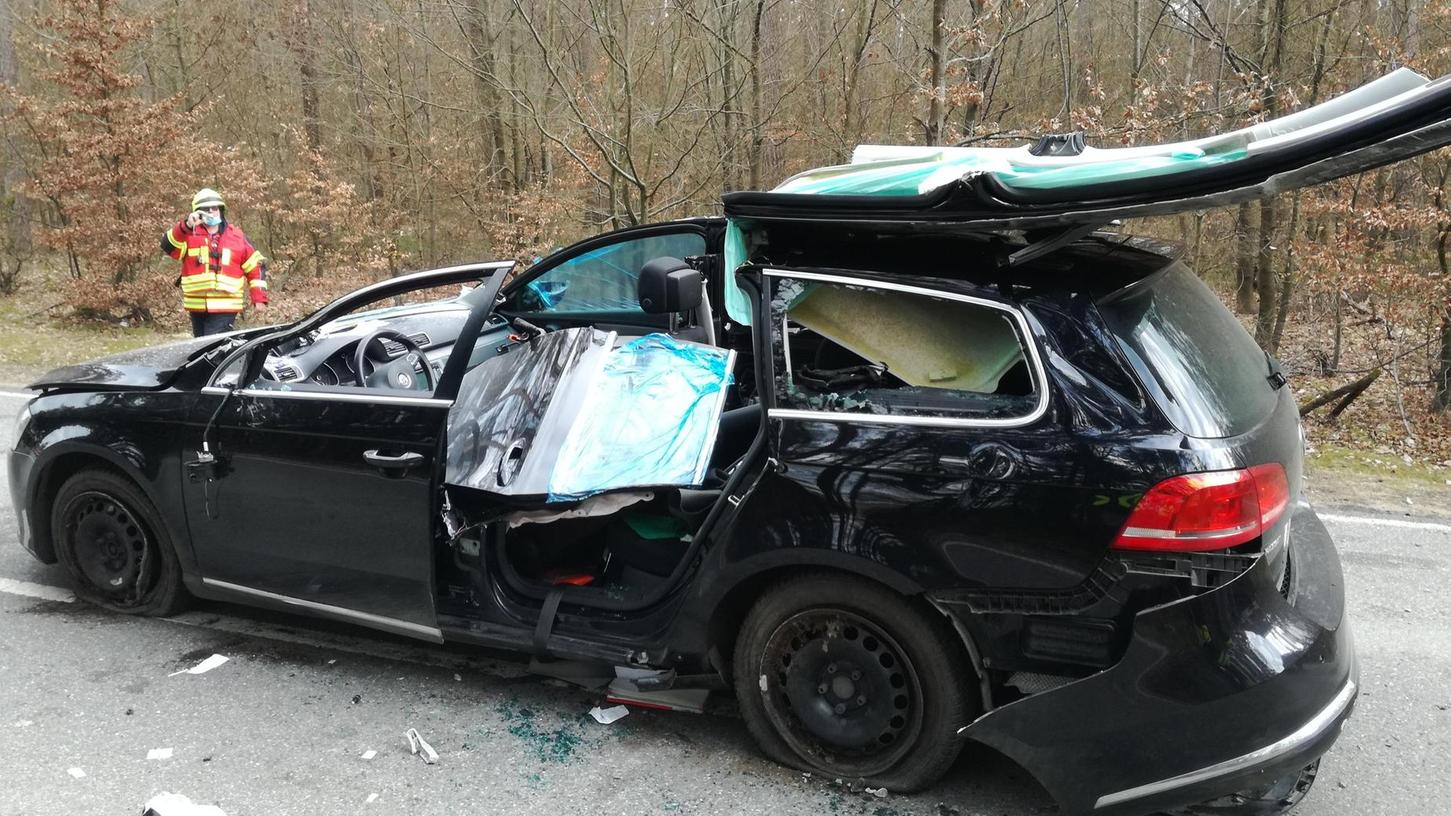 Der 25-Jährige Fahrer des VW Passat musste von der Feuerwehr aus dem Wrack seines Autos geborgen werden.