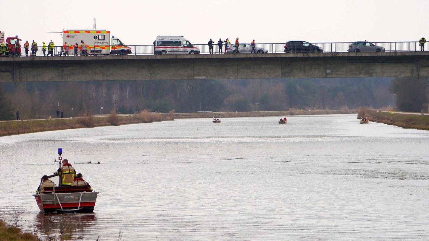 Mehr als ein halbes Dutzend Boote patroullierte auf dem Main-Donau-Kanal. Auf der Brücke, die Rednitzhembach mit dem Schwanstettener Ortsteil Mittelhembach verbindet, verfolgen weitere Rettungskräfte die Suchaktion.