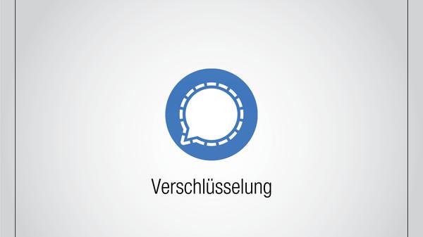 Bei Signal sind wie auch bei WhatsApp alle Nachrichten standardmäßig Ende-zu-Ende verschlüsselt. Zudem lässt sich in der App einstellen, dass die Nachrichten pro Chat nach einer bestimmten Zeit verschwinden. Der Quellcode der App ist als sogenannte Open Source frei im Internet verfügbar, sodass ihn Versierte auch für die eigenen Zwecke weiterentwickeln können.