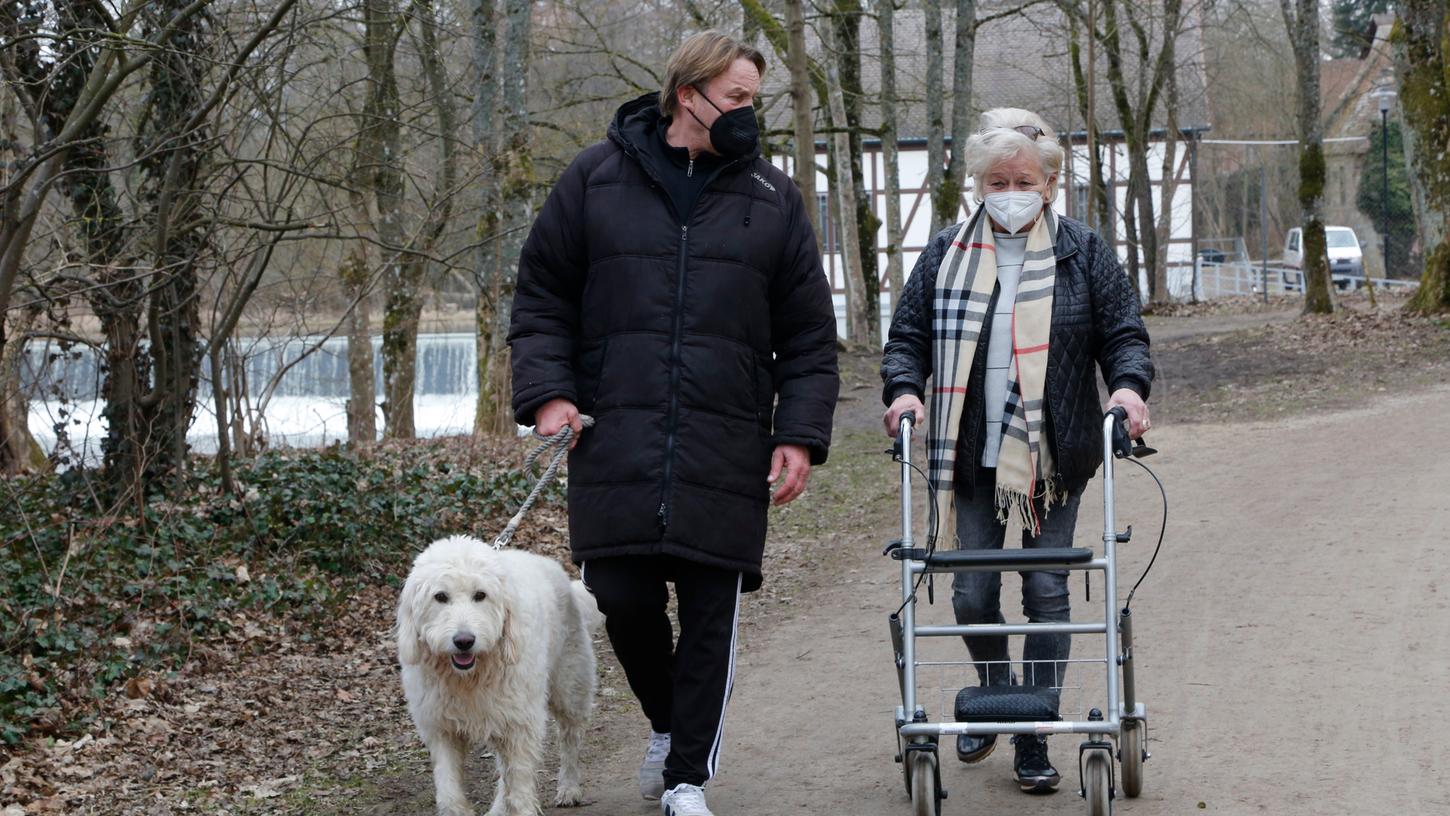 Die 76-jährige Karin Hilz bucht Peter Althof regelmäßig -  für Fahrten zum Arzt oder zu Spaziergängen wie hier in der Nähe des Hammerwerks in Laufamholz. Wuscheliger Zusatz: Goldendoodle Hund Lui, in den die Rentnerin vernarrt ist.