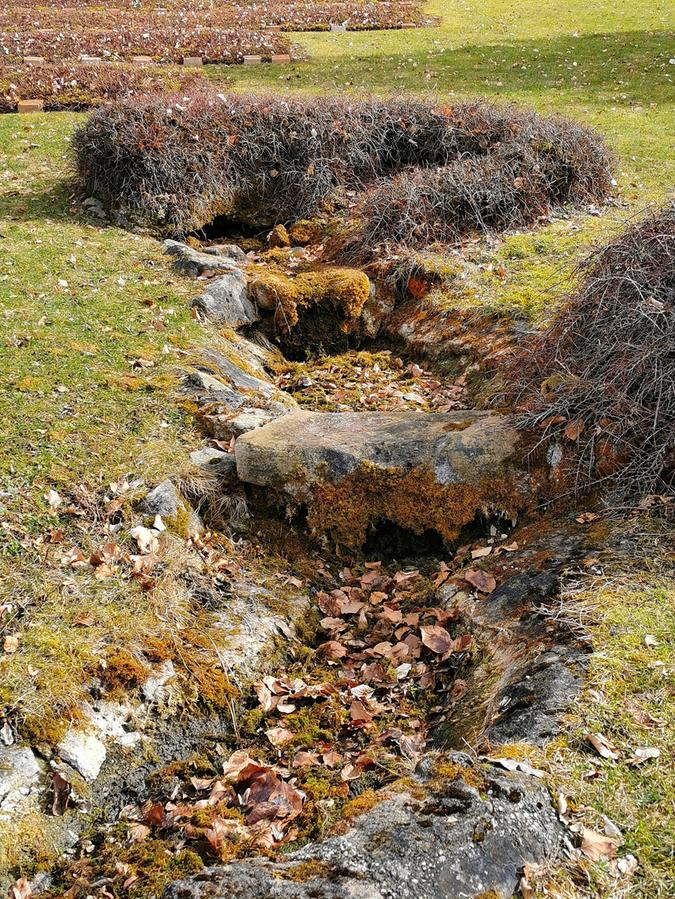 Hier entspringt der künstliche Baulauf auf der Kriegsgräberstätte am Treuchtlinger Nagelberg. Auch die Hier entspringt der künstliche Baulauf auf der Kriegsgräberstätte am Treuchtlinger Nagelberg. Auch die